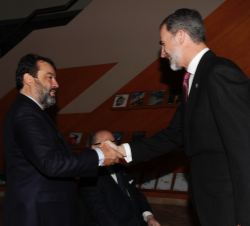 Su Majestad el Rey recibe el saludo del presidente del Círculo de Empresarios Vascos, Javier Ormazabal