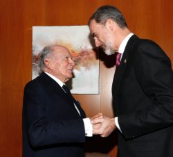 Su Majestad el Rey recibe el saludo del premiado, Mariano Puig