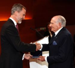 Su Majestad el Rey entrega el Premio Reino de España a la Trayectoria Empresarial a Don Mariano Puig