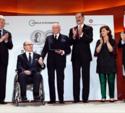 Don Felipe junto al premiado acompañado de la vicepresidenta del Gobierno, Carmen Calvo y los presidentes de los Círculos de Empresarios, Economía y d