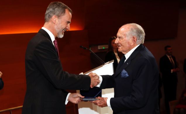 Su Majestad el Rey entrega el Premio Reino de España a la Trayectoria Empresarial a Don Mariano Puig