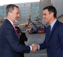 Su Majestad el Rey recibe el saludo del presidente del Gobierno, Pedro Sánchez, a su llegada a la Fira de Barcelona