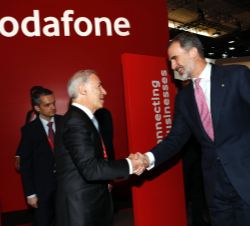Su Majestad el Rey visita el expositor de Vodafone