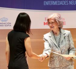Su Majestad la Reina Doña Sofía hace entrega del título de la beca a Linda Zhang, beneficiaria de la 10ª convocatoria