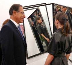 Su Majestad la Reina con el Presidente de Perú observan una de las obras