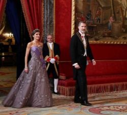 Sus Majestades los Reyes momentos antes de recibir a Sus Excelencias Martín Vizcarra, presidente de la República del Perú y señora Maribel Díaz, en el