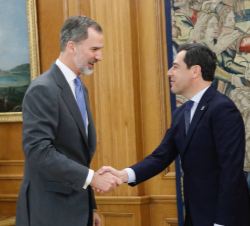 Su Majestad el Rey recibe el saludo del presidente de la Junta de Andalucía, Juan Manuel Moreno Bonilla