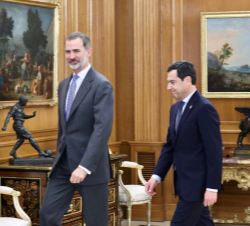 Su Majestad el Rey y el presidente de la Junta de Andalucía se dirigen al despacho de Don Felipe