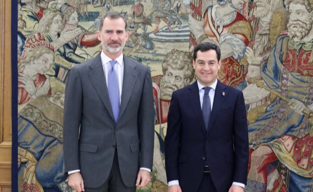 Su Majestad el Rey junto al presidente de la Junta de Andalucía, Juan Manuel Moreno Bonilla