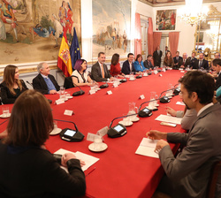 Vista general de la mesa de reunión del encuentro en el Salón Goya del Palacio Real de El Pardo