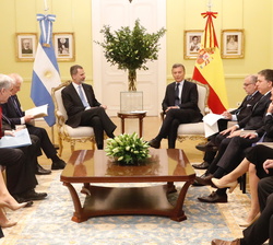 Su Majestad el Rey y el Presidente de Argentina junto a las delegaciones de los dos países durante su encuentro en la Casa de Gobierno