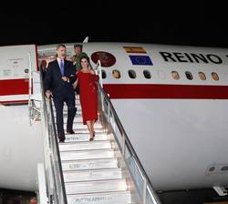 Sus Majestades los Reyes descienden del avión real a su llegada al Aeropuerto Internacional de Córdoba