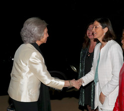 Su Majestad la Reina Doña Sofía recibe el saludo de la ministra de Industria, Comercio y Turismo, María Reyes Maroto