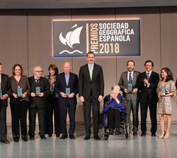 Su Majestad el Rey junto a las autoridades y los galardonados con los Premios Anuales de la Sociedad Geográfica Española 2018