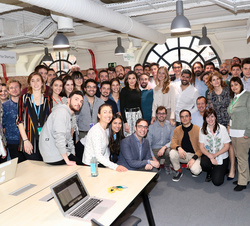 Su Majestad la Reina acompañada por los participantes del Campus de Google de Madrid