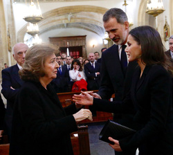 Sus Majestades los Reyes saludan a la viuda de José Pedro Pérez-Llorca Rodrigo