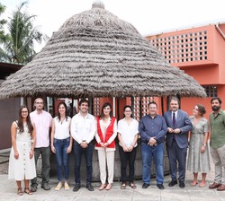 Fotografía de grupo con el personal español del Centro de Salud de Manhiça