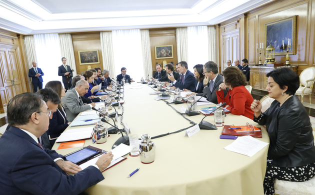 Vista general de la mesa de la reunión de la Comisión Delegada de la Fundación Princesa de Girona