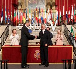 Su Majestad le Rey durante la entrega del "Premio Europeo Carlos V" a Thorbjørn Jagland, secretario general del Consejo de Europa