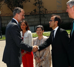 Su Majestad el Rey recibe el saludo del presidente del Consejo de Administración de Fira de Barcelona, Pau Relat