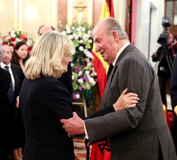 Don Juan Carlos conversa con Pilar Goya, viuda de Alfredo Pérez Rubalcaba