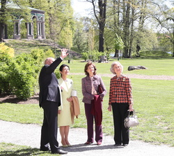 Su Majestad la Reina Doña Sofía junto a la Reina Silvia de Suecia y la Princesa Takamado de Japón, recorren el Parque Haga 
