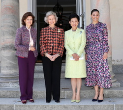 Su Majestad la Reina Doña Sofía junto a la Reina Silvia de Suecia y la Princesa Takamado de Japón, en el Pabellón Gustav III
