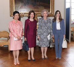 Fotografía de grupo de Su Majestad la Reina Doña Sofía acompañada de Su Majestad la Reina Silvia de Suecia, Su Alteza Real la Princesa Sofía de Suecia