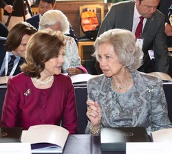La Reina Doña Sofía conversa con la Reina Silvia de Suecia, en un momento del Congreso "Dementia Fórum X"