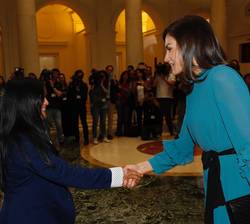 Su Majestad la Reina recibe el saludo de Guissela Martínez, camionera y emprendedora de la Fundación MicroFinanzas BBVA en Perú