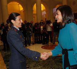 Su Majestad la Reina recibe el saludo de la piloto del Escuadrón 402, Ala 48 de Helicópteros del Ejército del Aire, Débora Gómez