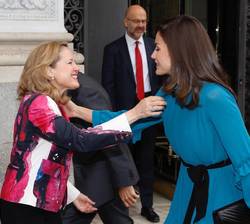 Su Majestad la Reina recibe el saludo de la ministra de Economía y Empresa, Nadia Calviño