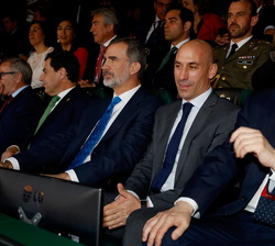Don Felipe junto a las autoridades durante el desarrollo de la final de la Copa del Rey