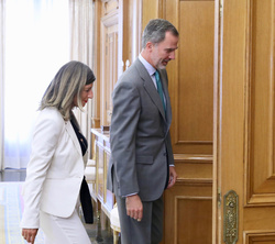 Su Majestad el Rey se dirige a su despacho con la representante de En Común-Unidas Podemos (Podemos-EU-Mareas en Común-Equo), Yolanda Díaz Pérez
