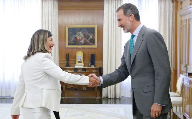 Su Majestad el Rey recibe el saludo de la representante de En Común-Unidas Podemos (Podemos-EU-Mareas en Común-Equo), Yolanda Díaz Pérez