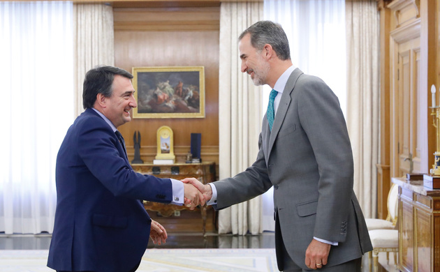 Su Majestad el Rey recibe el saludo del representante de Euzko Alderdi Jeltzalea-Partido Nacionalista Vasco (EAJ-PNV), Aitor Estevan Bravo