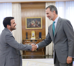 Su Majestad el Rey recibe el saludo del representante de Izquierda Unida, Alberto Garzón Espinosa