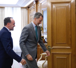 Su Majestad el Rey se dirige a su despacho con el representante de Unión del Pueblo Navarro, Javier Esparza Abaurrea