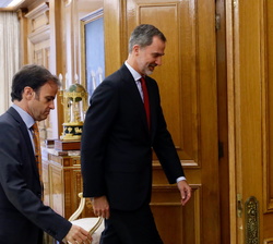 Su Majestad el Rey se dirige a su despacho con el representante de en Comú Podem-Guanyem el Canvi, Jaume Asens Llodrá