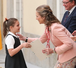Su Alteza Real La Infanta Doña Elena hace entrega de un galardón a una de las alumnas premiadas