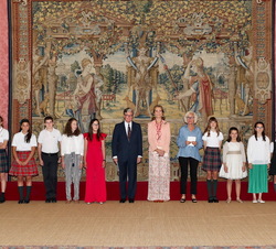 Su Alteza Real la Infanta Doña Elena junto a los premiados y los miembros del jurado