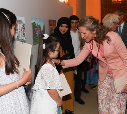 Doña Elena conversa con una alumna, durante su recorrido por la exposición de los dibujos ganadores del concurso