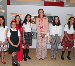 Doña Elena junto a las alumnas ganadoras del comcurso