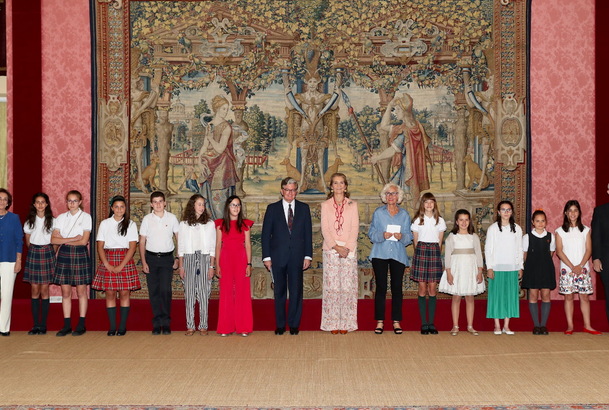 Su Alteza Real la Infanta Doña Elena junto a los premiados y los miembros del jurado