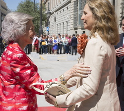 Su Majestad la Reina Doña Sofía recibe el saludo de Su Alteza Real la Infanta Doña Elena a su llegada