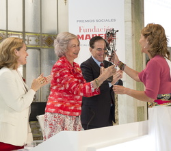Su Majestad la Reina Doña Sofía hace entrega del premio "Al Mejor Proyecto por su Impacto Social" al Proyecto Cirugía en Turkana