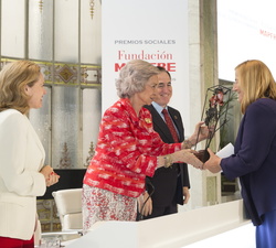 Su Majestad la Reina Doña Sofía hace entrega del premio "A la Mejor Entidad por su Trayectoria Social" a Organización Mary's Meals