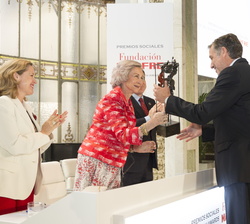 Su Majestad la Reina Doña Sofía hace entrega del premio "A Toda una Vida Profesional, José Manuel Martínez Martínez" a Emilio Tomás Aragón Á
