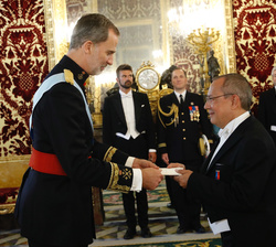 Su Majestad el Rey recibe la Carta Credencial de manos del embajador de la República Francesa, Jean-Michel Casa