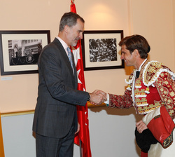 Su Majestad el Rey recibe el saludo del diestro Julián López "El Juli"